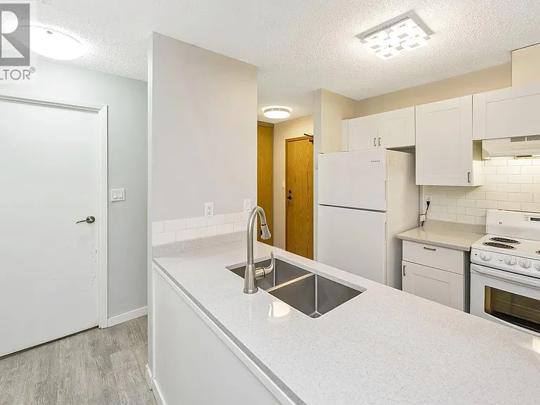 1630 Quadra St #306 — Photo 2