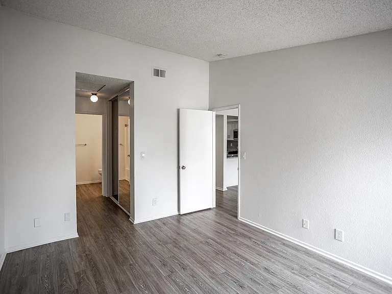 Harbor Cliff Apartments — Photo 22