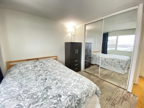 100 Leeward Glenway #912, Toronto, ON M3C 2Z1