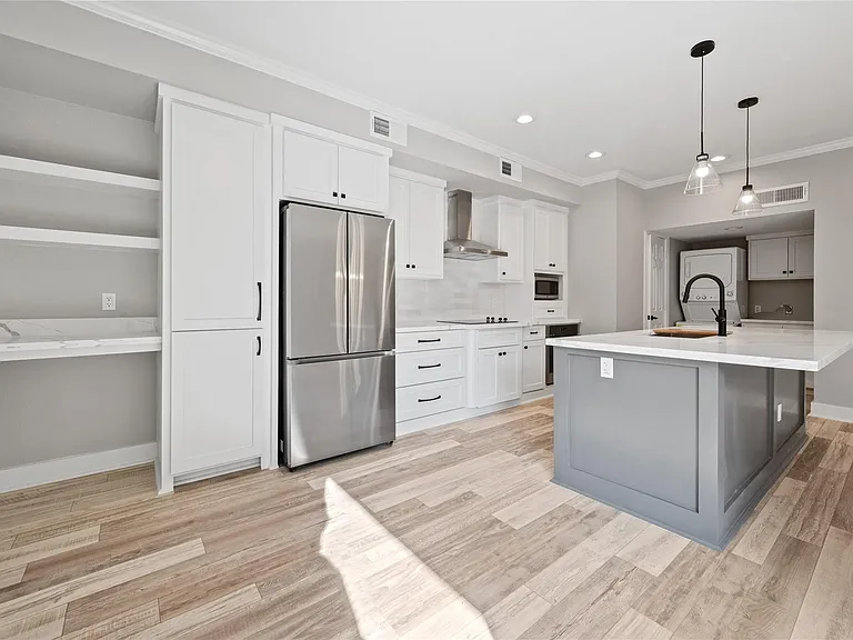 2113 Lake Village Dr — Photo 9