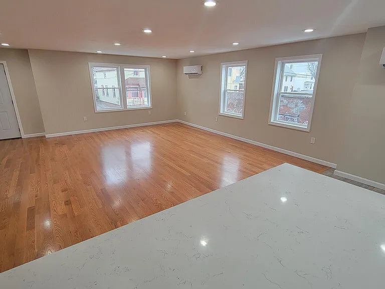 31 Hamilton St — Photo 34