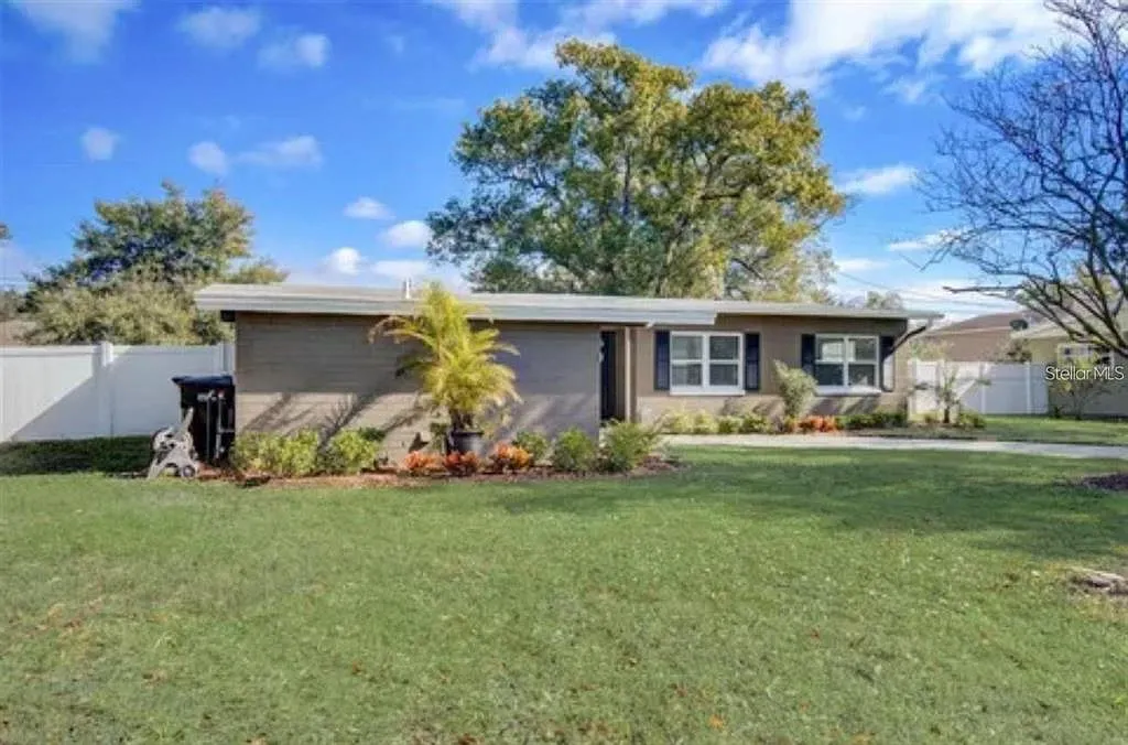 3 bed, 2.0 bath, 1374 sqft, $3,000 — Photo 2