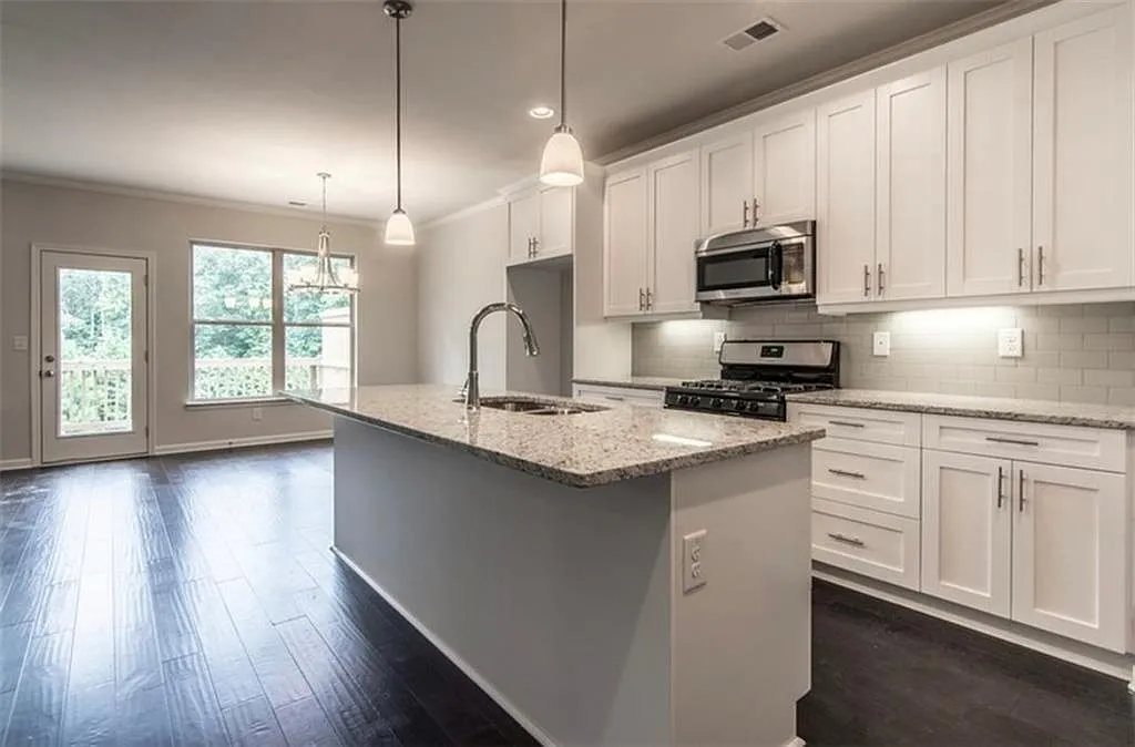 3 bed, 2.5 bath, 2074 sqft, $2,700 — Photo 3