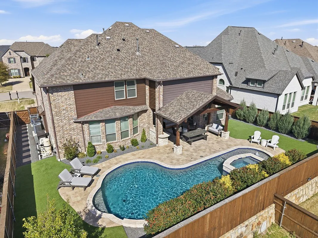 5 bed, 7.0 bath, 4942 sqft, $6,500 — Photo 1