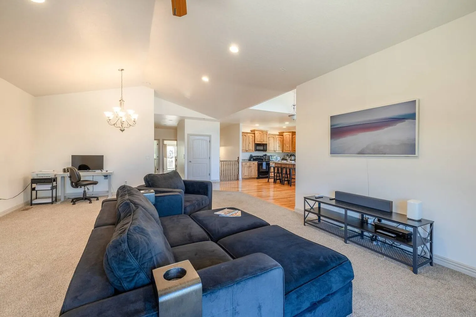 2 bed, 1.0 bath, 3326 sqft, $2,105 — Photo 4