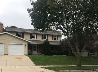 1040 Cottonwood Ct, West Bend, WI 53095