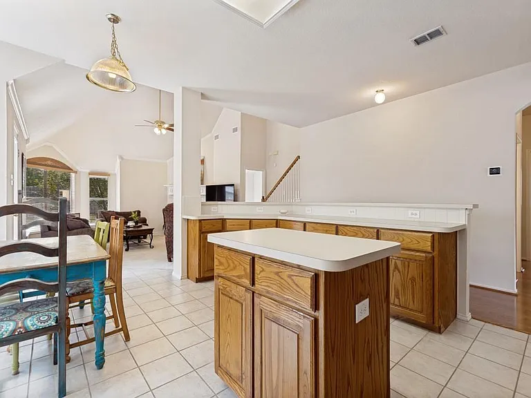 7901 Stonehaven Ln — Photo 8