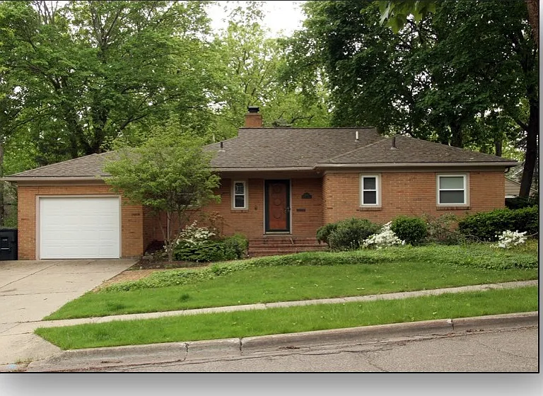 1109 Southlawn Ave — Photo 2