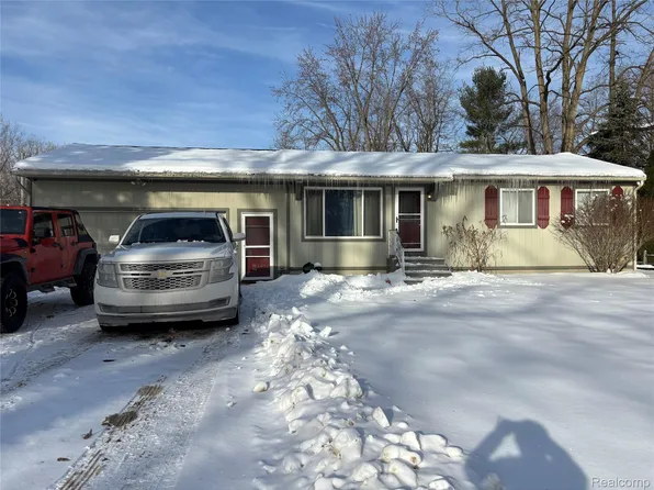9428 Ute Pointe Dr, Clarkston, MI 48346