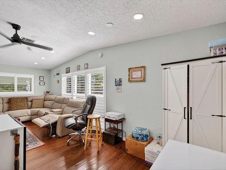 300 SW 25th Ave — Photo 19