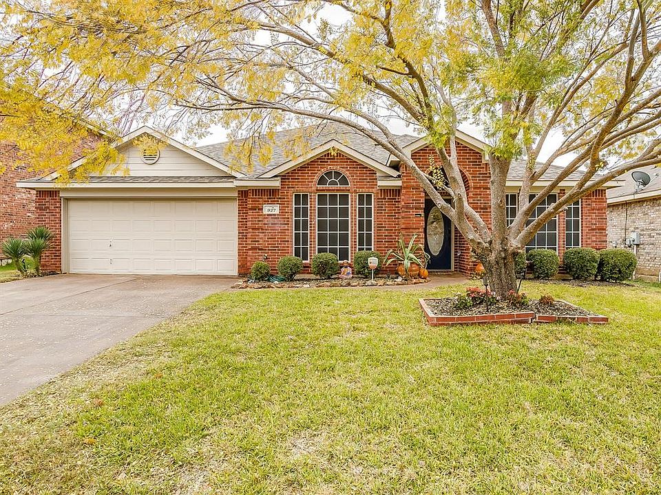 1st image of 927 Hidden Oaks Dr
