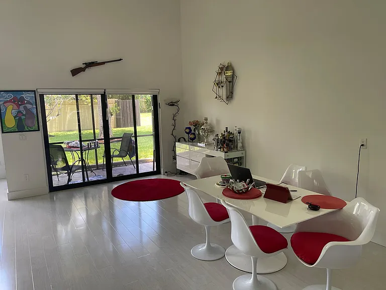 777 Saint Albans Dr — Photo 4
