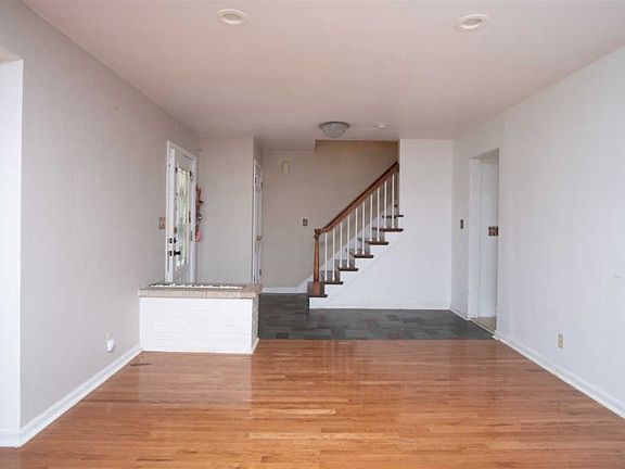3rd image of 14 Clayshire Ln