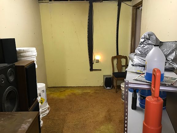 First room for in basement. 