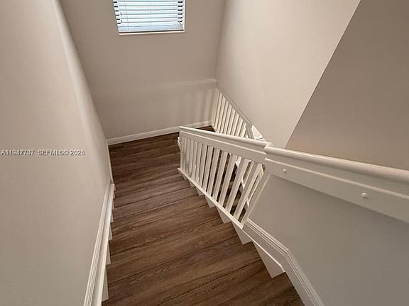 4th image of 723 NE 193rd St
