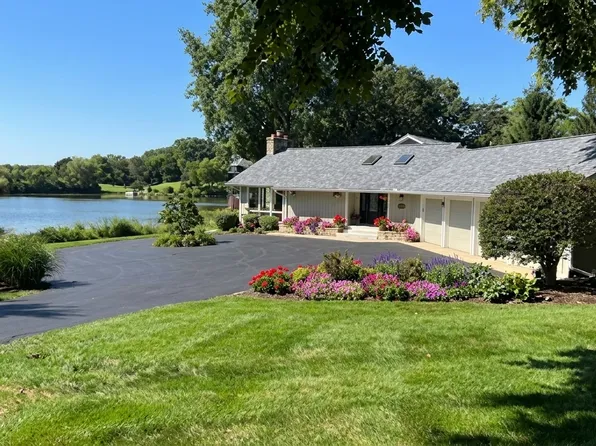 498 Lakepoint Dr, Barrington, IL 60010