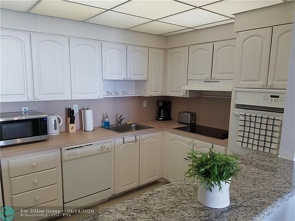 3rd image of 19370 Collins Ave Penthouse Se15