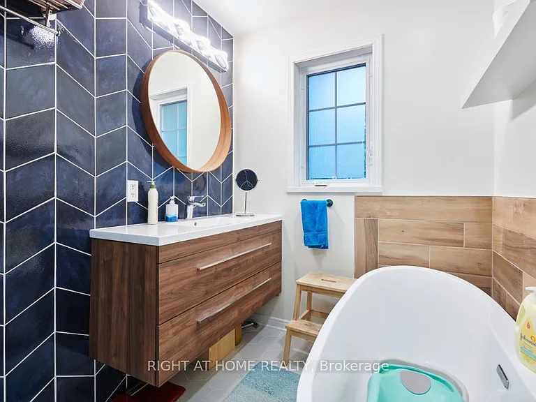 47 Tobermory Cres — Photo 16