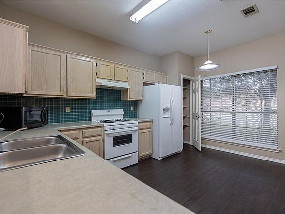5th image of 815 Black Locust Dr