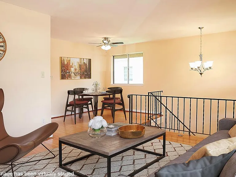 Dining area (virtually staged)