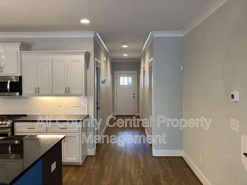 3 bed, 2.5 bath, 2036 sqft, $2,795 — Photo 4