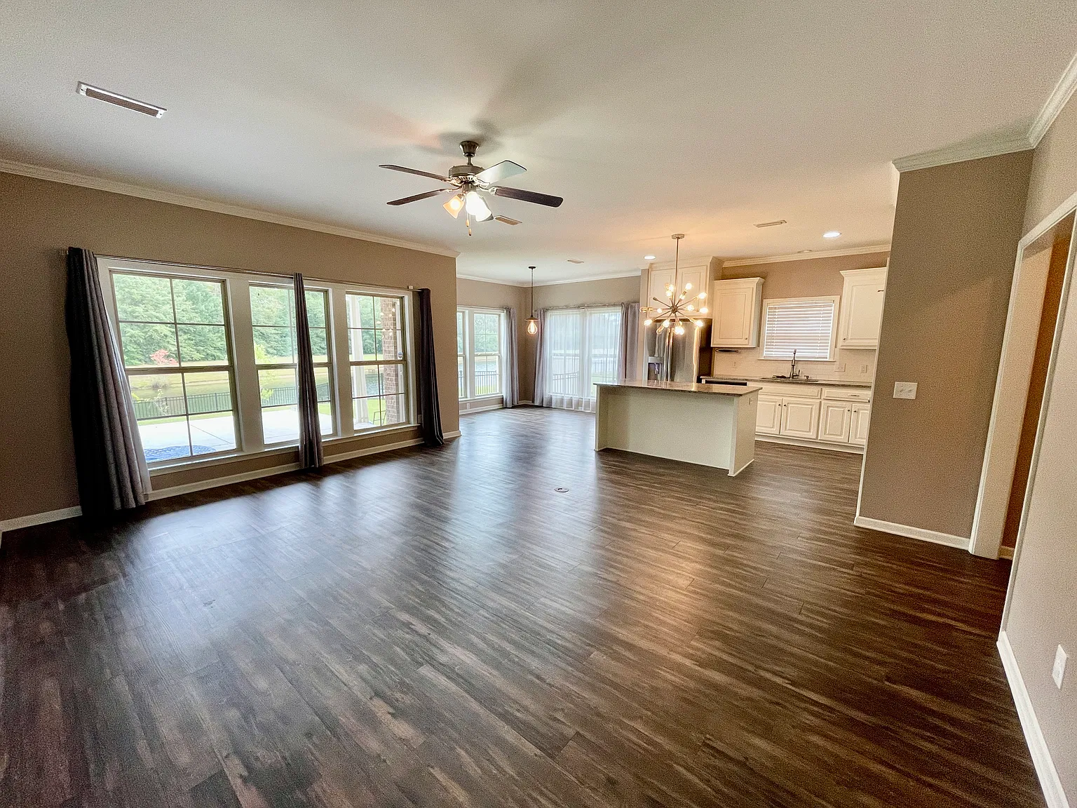 3 bed, 1809 sqft, $2,350 — Photo 2