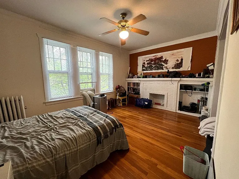 1928 W Montrose Ave #2 — Photo 1