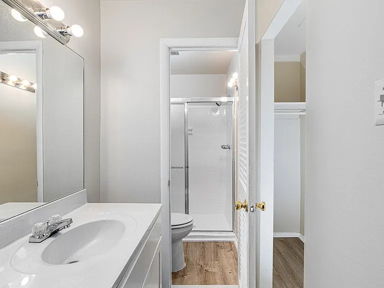 Bathroom-Classic (3BR,2BA-1,225 SF)
