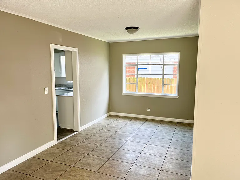 2441 N Akin St — Photo 6