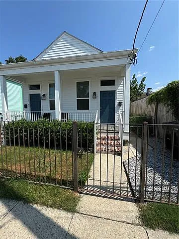 1213 Leonidas St