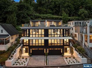 26 Oakdene Ter, Edgewater, NJ 07020