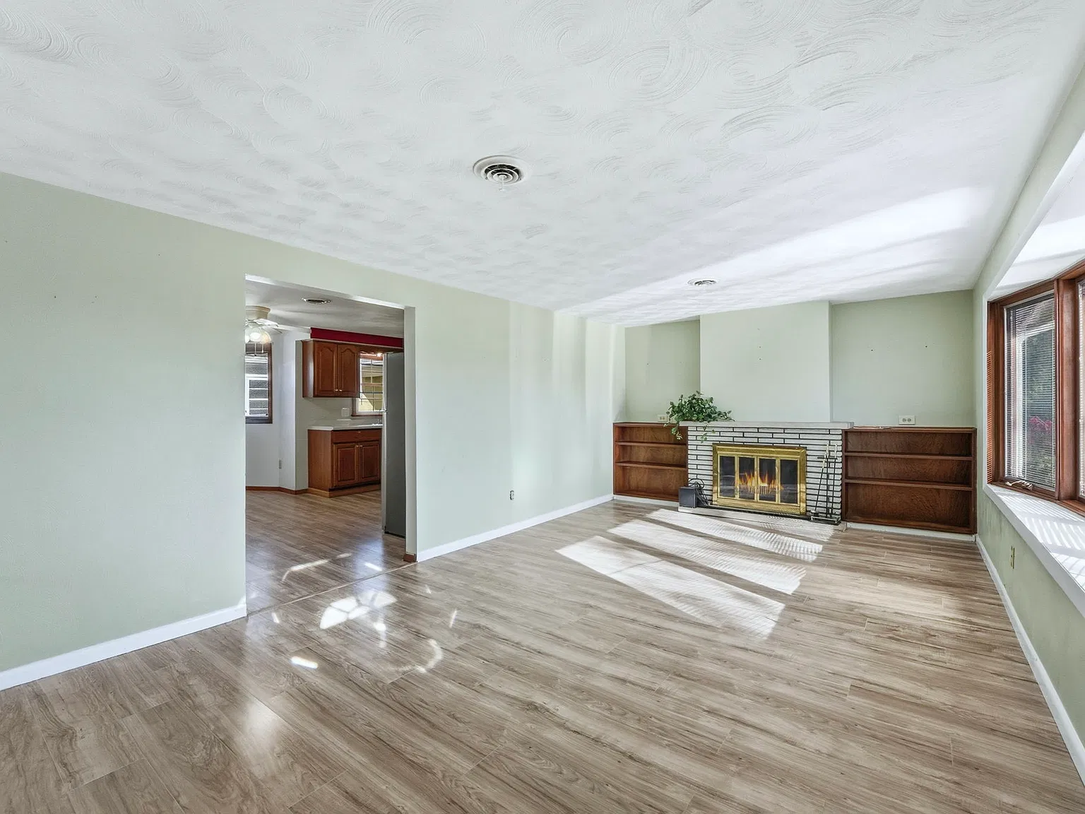 1532 W Dupont Rd — Photo 2