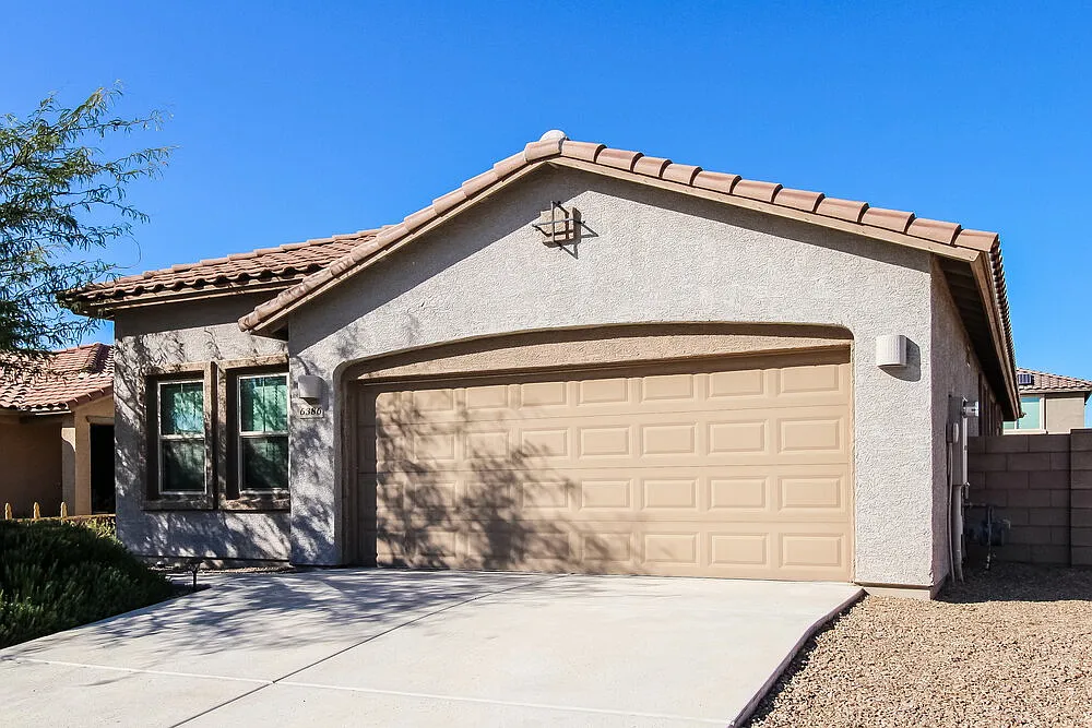 4 bed, 2.0 bath, 1800 sqft, $2,005 — Photo 3