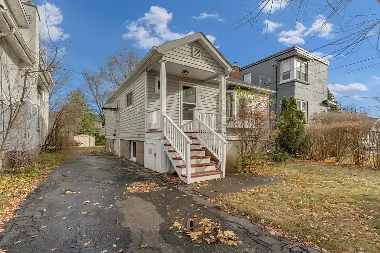 3 bed, 1.0 bath, $800 — Photo 1