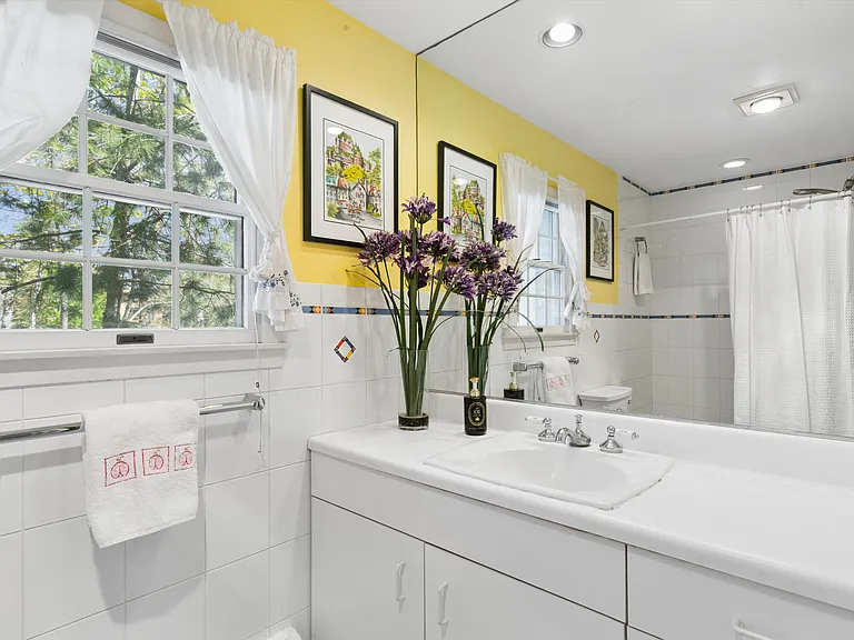 425 Briarwood Ln — Photo 8