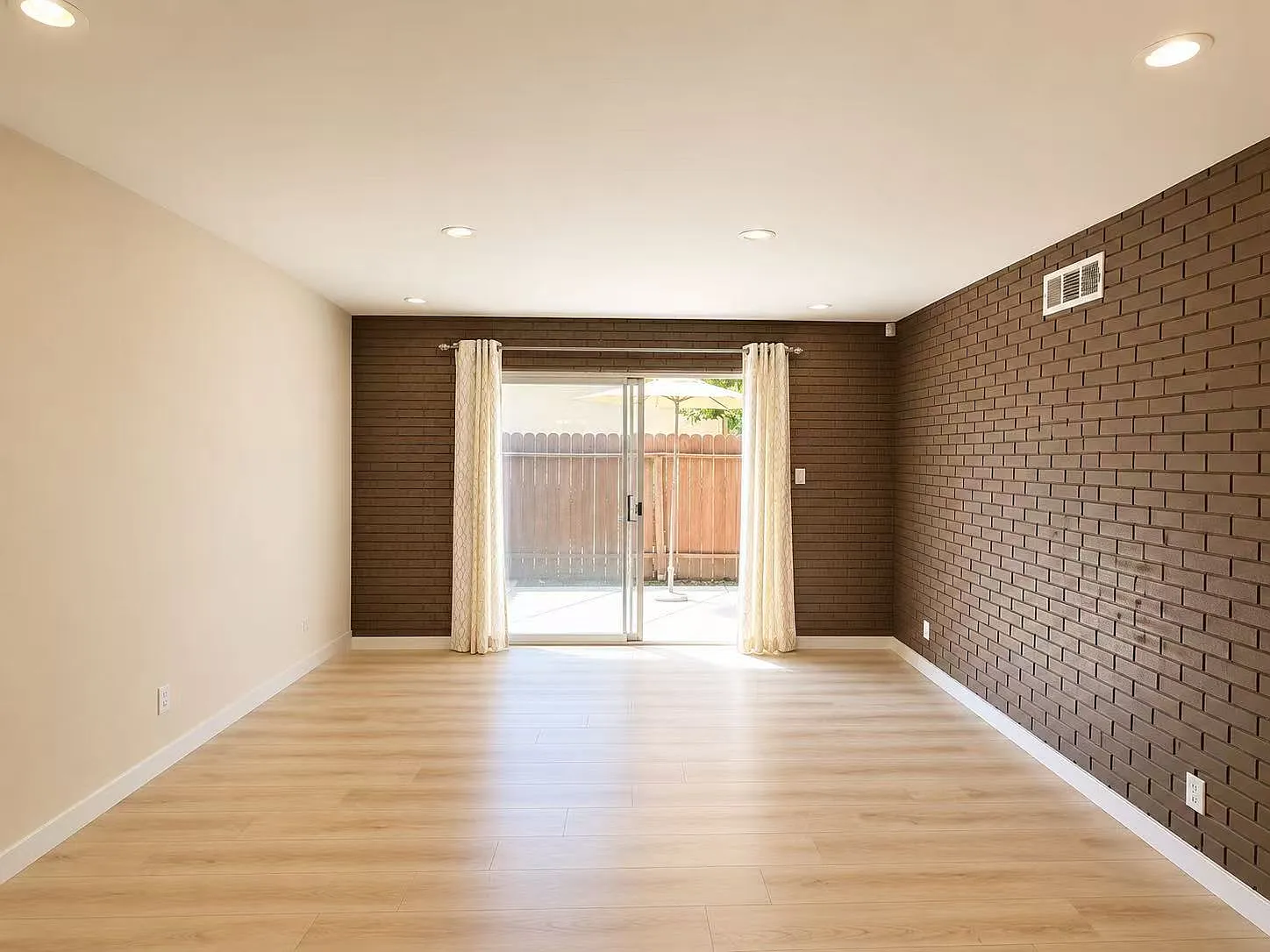 2 bed, 988 sqft, $2,750 — Photo 3
