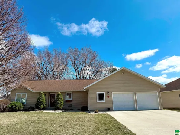 305 Juneau Ave SE, Orange City, IA 51041