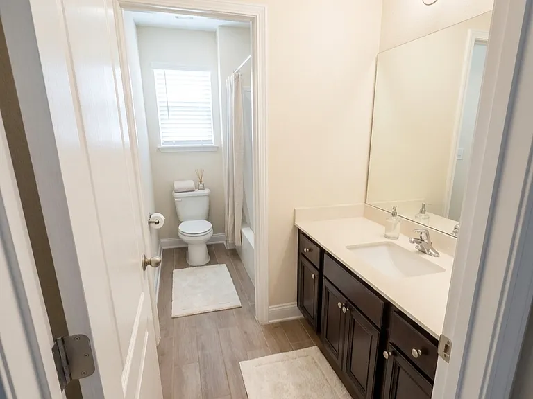 Upstairs front room full bath