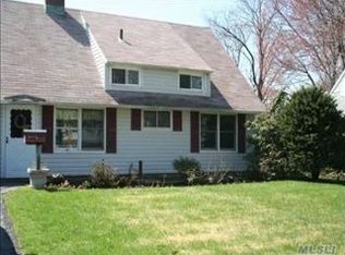 259 Blacksmith Rd, Levittown, NY 11756