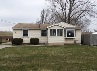 8 Oakview Dr, Tonawanda, NY 14150