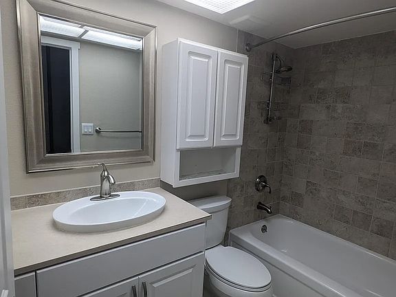 4th image of 11712 NE 67th Pl