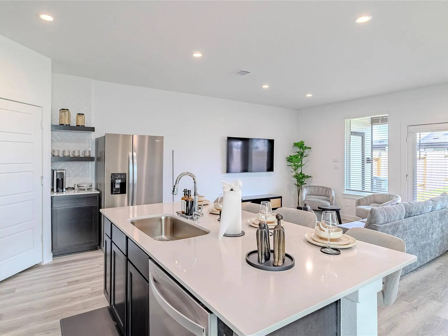 3 bed, 2.5 bath, 1979 sqft, $2,500 — Photo 3