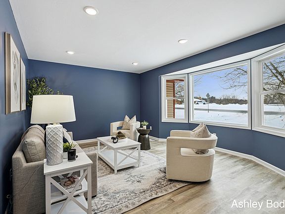 5th image of 5045 Pine Island Dr NE