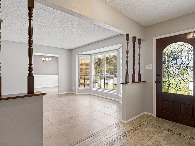 313 Sagecrest Dr — Photo 3