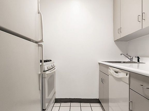 3rd image of 400 E 54th St APT 20D