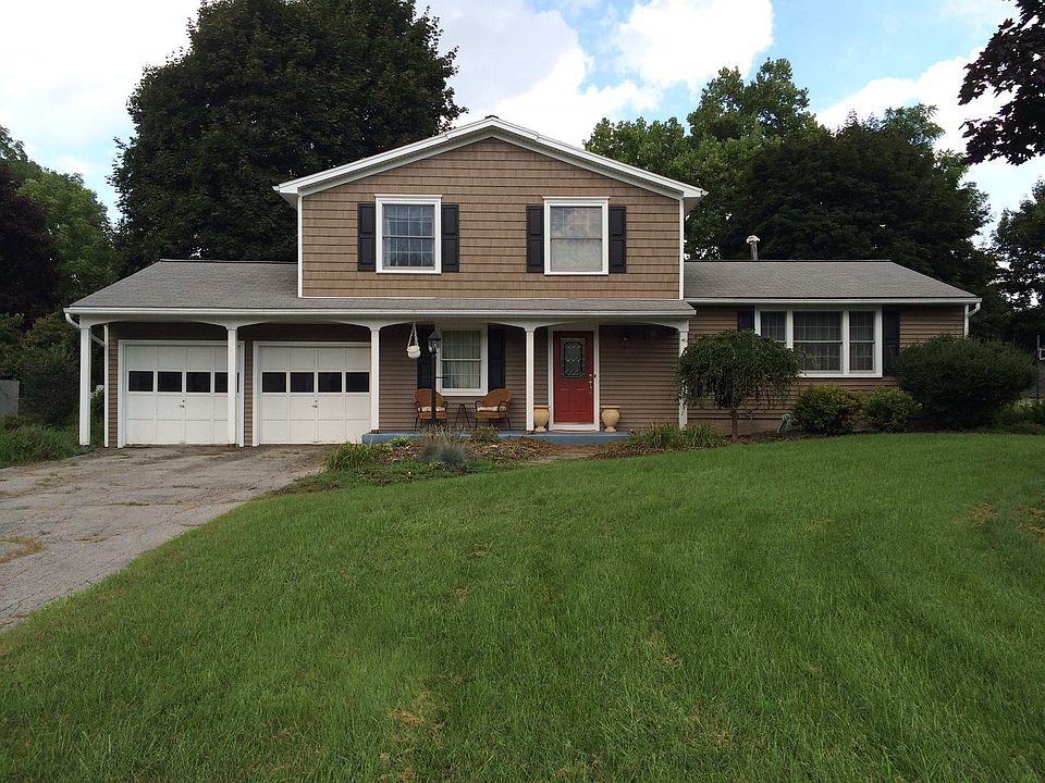 1st image of 28 Carriage Ct