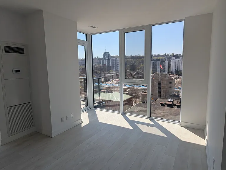 75 James St S #1014 — Photo 3