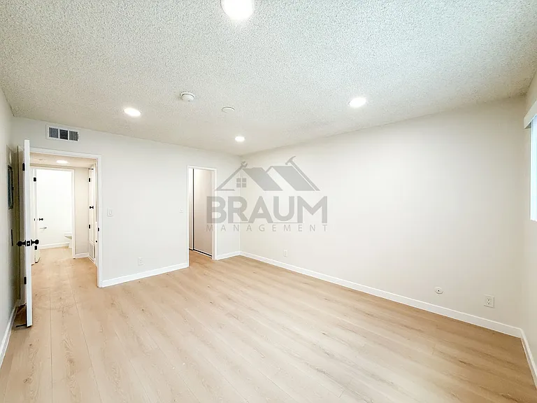 6039 Whitsett Ave — Photo 19