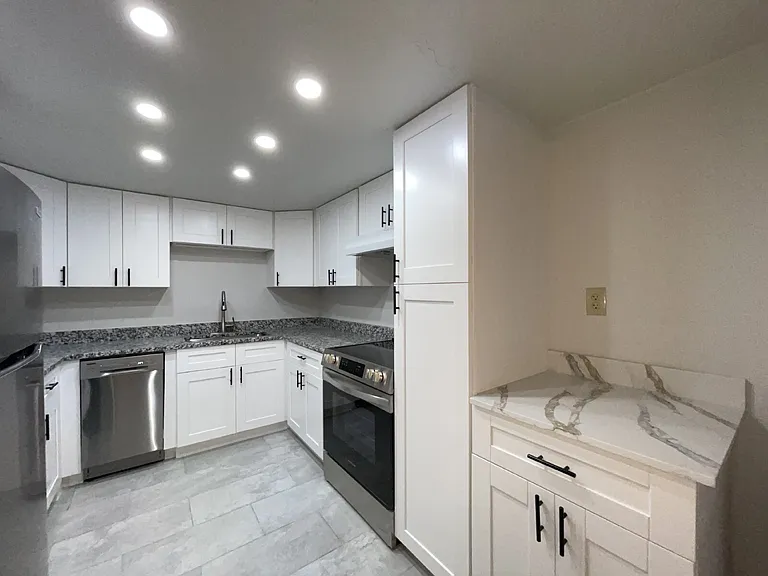4906 Victoria Dr #103 — Photo 8