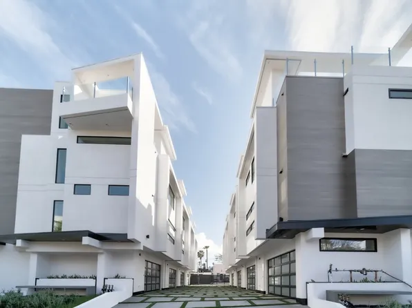 4521 N Via Nova Dr, Sherman Oaks, CA 91403